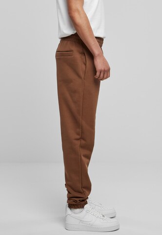 Tapered Pantaloni di Urban Classics in marrone