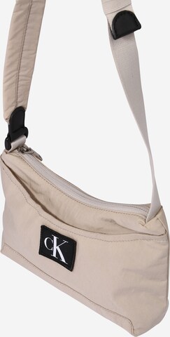 Calvin Klein Jeans Schultertasche in Beige