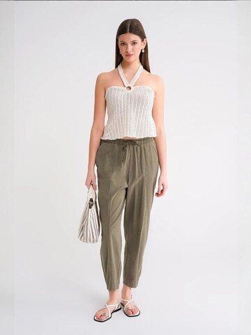 Tapered Pantaloni de la MixRay pe verde: față