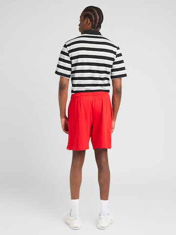 Regular Pantalon 'Club' Nike Sportswear en rouge
