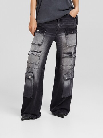 Bershka Wide leg Cargo jeans in Black: front