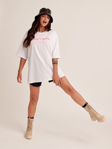 ABOUT YOU x Antonia Bluser & t-shirts 'Thea' i pink