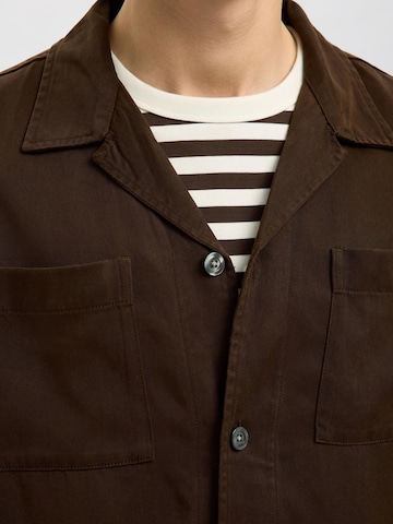 SELECTED Regular Fit Skjorte i brun