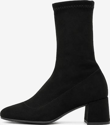 RYŁKO Stiefelette in Schwarz: Vorderseite