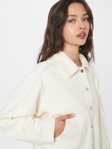 Veste mi-saison 'Lou' WEEKDAY en blanc