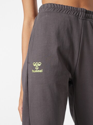 Hummel Tapered Sporthose 'Offgrid' in Grau