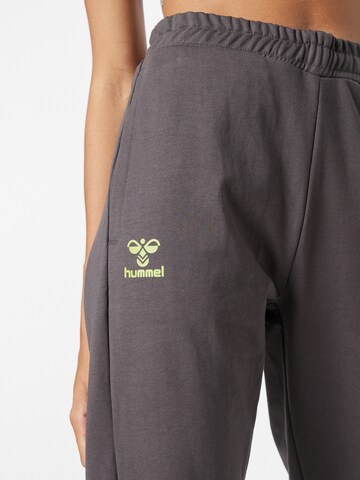 Effilé Pantalon de sport 'Offgrid' Hummel en gris