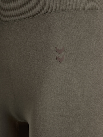 Hummel Slimfit Sportbroek 'FLOW' in Bruin