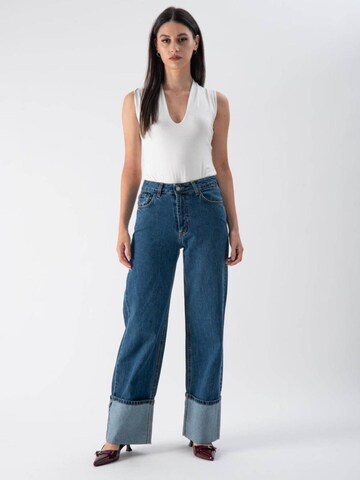 Body di MND in bianco: frontale