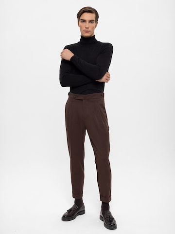 Antioch Regular Trousers with creases in Brown