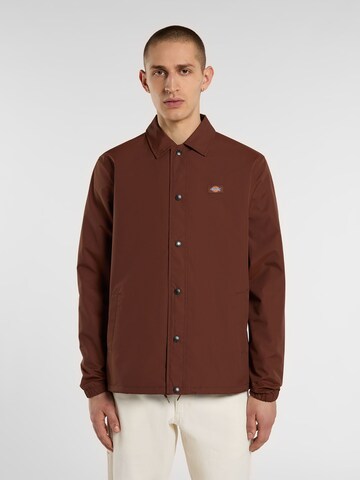 DICKIES Regular Fit Overgangsjakke 'Oakport Coach' i brun: forside