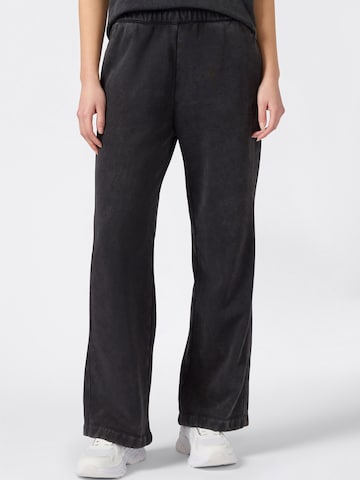 Champion Authentic Athletic Apparel Wide Leg Housut värissä musta: etupuoli