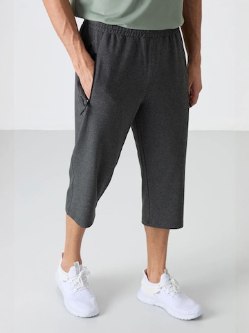 Tommy Life Regular Pants in Grey