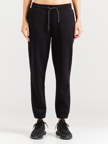 4F Tapered Workout Pants in Black: front