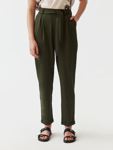 regular Pantaloni con pieghe 'ZAMIRIA' di TATUUM in verde: frontale