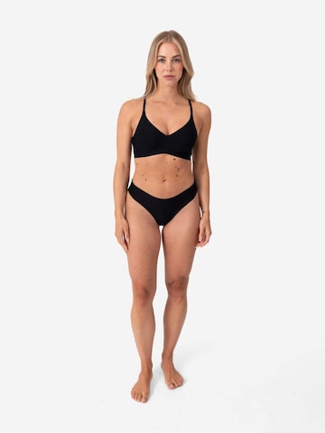 SNOCKS String in Black: front