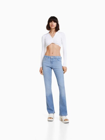 Bootcut Jeans di Bershka in blu