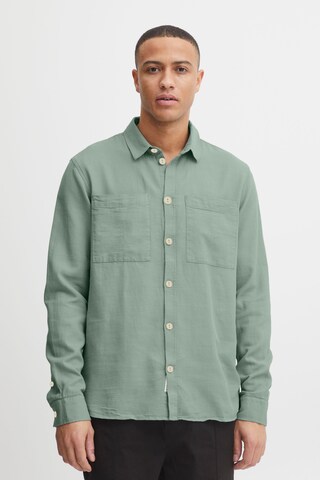 Coupe regular Chemise !Solid en vert : devant