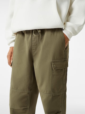 Bershka Loose fit Cargo trousers in Green