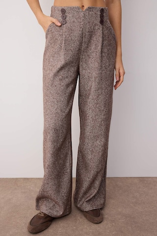 Pantaloni con pieghe di Trendyol in marrone: frontale