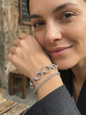 Nemomatheo Bracelet 'Iron Embrace' in Gold: front