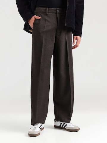 Abercrombie & Fitch Loosefit Élére vasalt nadrágok - barna: elől