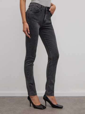 Slimfit Jeans di RÆRE by Lorena Rae in grigio: frontale