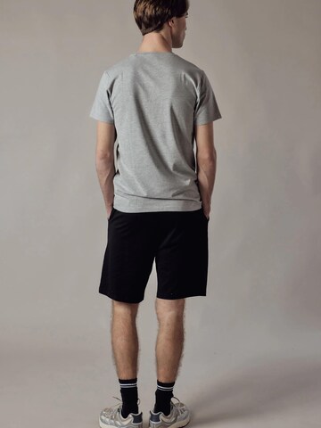 OWN Off With Nature Regular Broek in Zwart