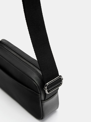 Geantă de umăr de la Pull&Bear pe negru