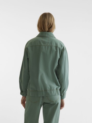 SOMETHINGNEW Between-Season Jacket in Green