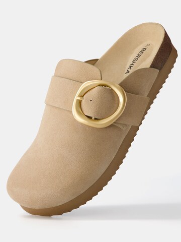 Bershka Pantolette in Beige