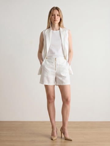 Viore Loose fit Pants in White: front