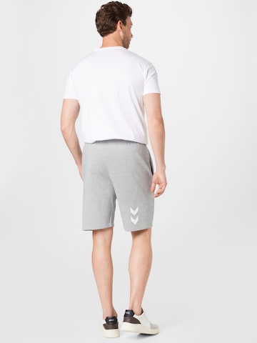 Hummel Regular Sportshorts in Grau