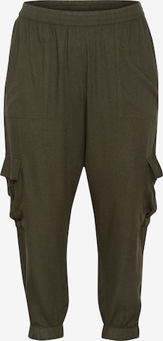 KAFFE CURVE - Pantalón cargo 'Mille' en verde: frente