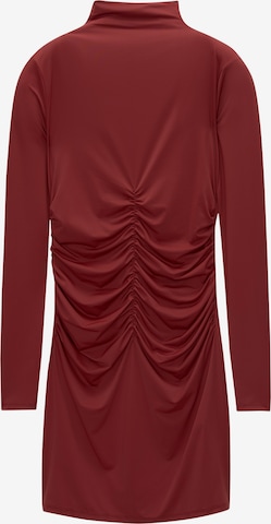 Rochie de la Pull&Bear pe roșu: față