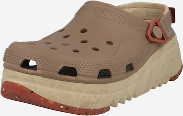 Clogs 'Hiker' di Crocs in marrone: frontale