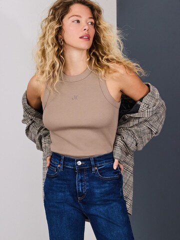 bēšs Next Topiņš