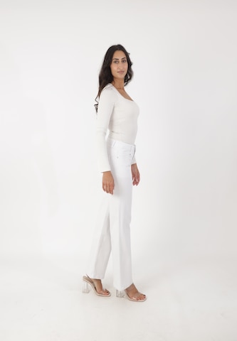 Elara Flared Jeans in White