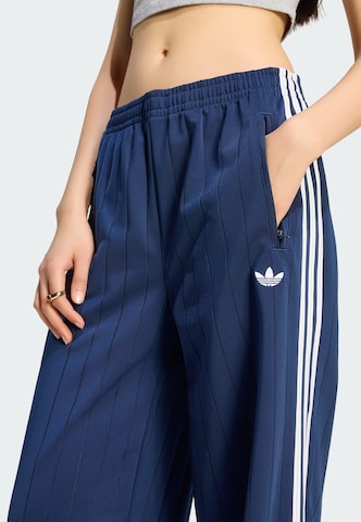 ADIDAS ORIGINALS - Loosefit Pantalón 'Firebird' en azul
