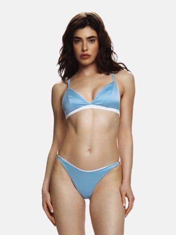EKCENTRIK Triangel Bikinitop 'Baby Blue' in Blauw: voorkant