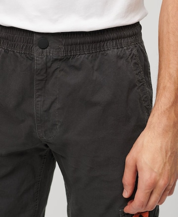 Superdry Tapered Cargobroek 'Para' in Zwart