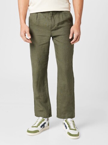 KnowledgeCotton Apparel Regular Pleat-front trousers in Green: front