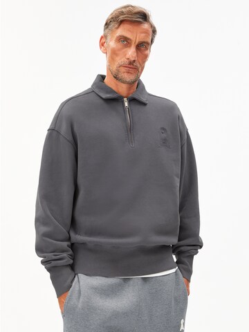 Sweat-shirt ARMEDANGELS en gris : devant