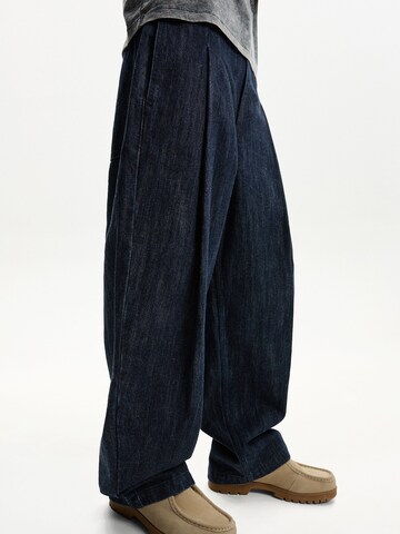 Wide Leg Jean à pince Bershka en bleu : devant