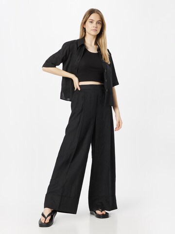 Wide leg Pantaloni cu dungă de la UNITED COLORS OF BENETTON pe negru