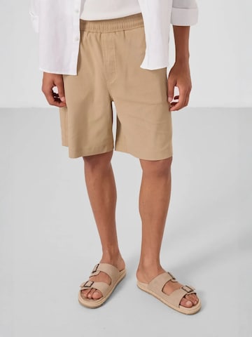 Regular Pantalon chino Tommy Life en marron : devant