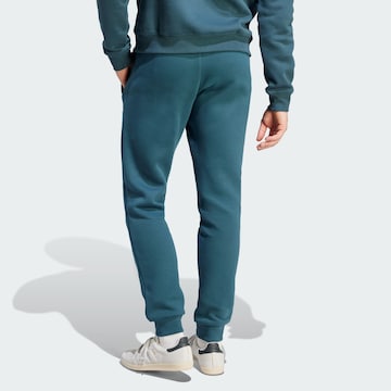 ADIDAS ORIGINALS - Tapered Pantalón 'Trefoil Essentials' en azul