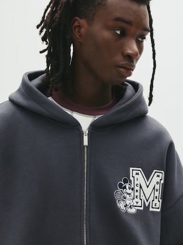 Pull&Bear Jopa na zadrgo 'Mickey Mouse' | siva barva