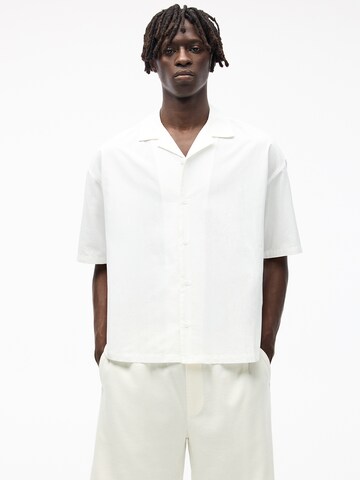 Fit confort Chemise Pull&Bear en blanc : devant