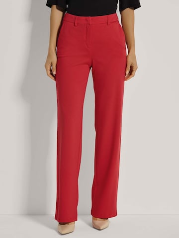 MADELEINE Loosefit Hose in Rot: Vorderseite